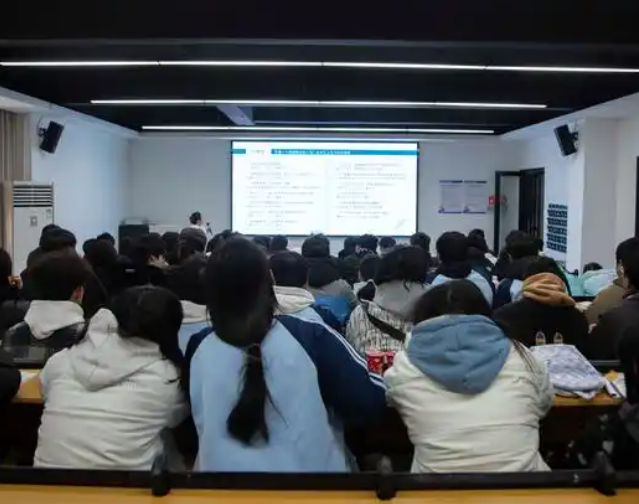 心理環(huán)境給后進(jìn)生以鼓舞和希望也能使教育的力量和作用充分發(fā)揮