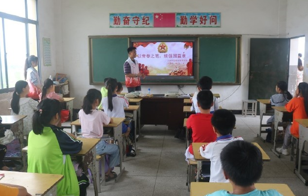 讓學生感受到被關注被關愛的溫暖成為學生精神世界的良師益友