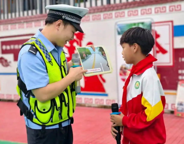 交通安全知識入腦入心有效提升師生交通安全意識與自我防護能力