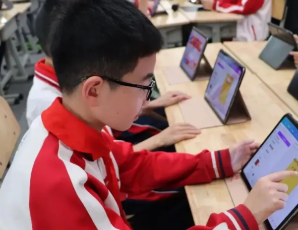 作為教育的輔助東西但絕不應該替代教師在教育中的中心位置 作為教育的輔助東西但絕不應該替代教師在教育中的中心位置