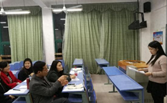 孩子和同學爭論問題有時甚至吵起來這是學術上的討論不是吵架