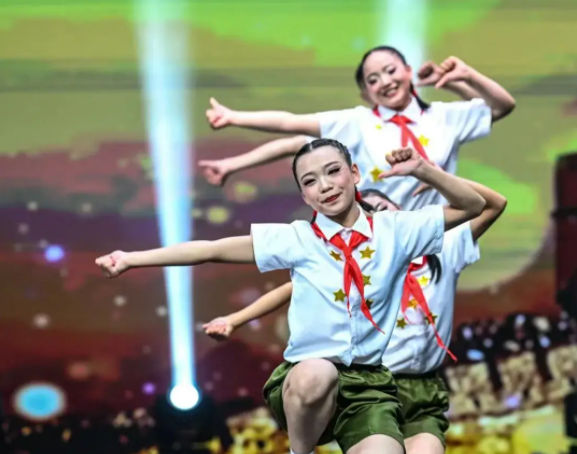 校園教師和孩子們感人的扮演點(diǎn)贊為孩子們自強(qiáng)不息的精神點(diǎn)贊 校園教師和孩子們感人的扮演點(diǎn)贊為孩子們自強(qiáng)不息的精神點(diǎn)贊