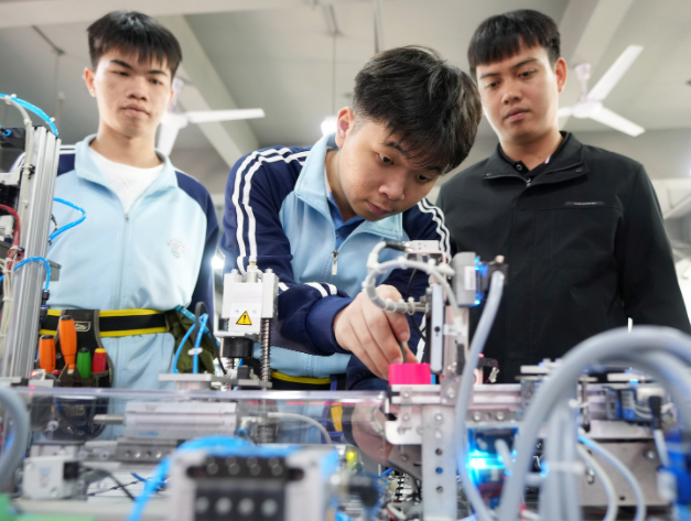 添加教育元素鼓舞高中校園與工作校園打開工作體會社會實踐