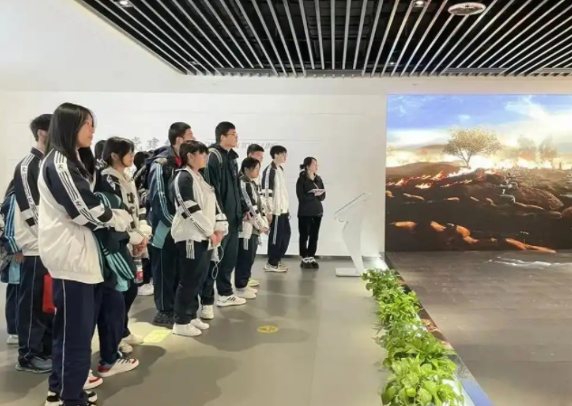 把勇于奮斗敢于貢獻的體育精力作為推進教育繼續進步的動力基因