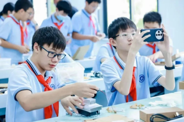 校園啟動學生們歸納運用化學物理生物等學科常識打開實踐