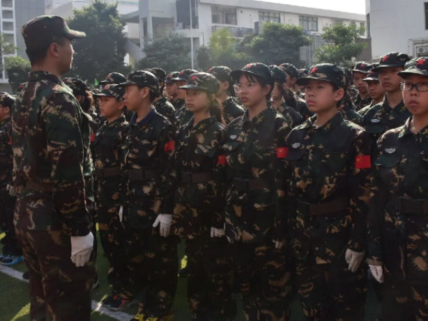 高等校園應(yīng)重視軍事訓(xùn)練將講堂教育和軍事訓(xùn)練有機(jī)結(jié)合起來(lái) 高等校園應(yīng)重視軍事訓(xùn)練將講堂教育和軍事訓(xùn)練有機(jī)結(jié)合起來(lái)