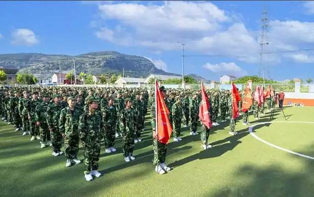 高等校園應(yīng)重視軍事訓(xùn)練將講堂教育和軍事訓(xùn)練有機(jī)結(jié)合起來(lái) 高等校園應(yīng)重視軍事訓(xùn)練將講堂教育和軍事訓(xùn)練有機(jī)結(jié)合起來(lái)