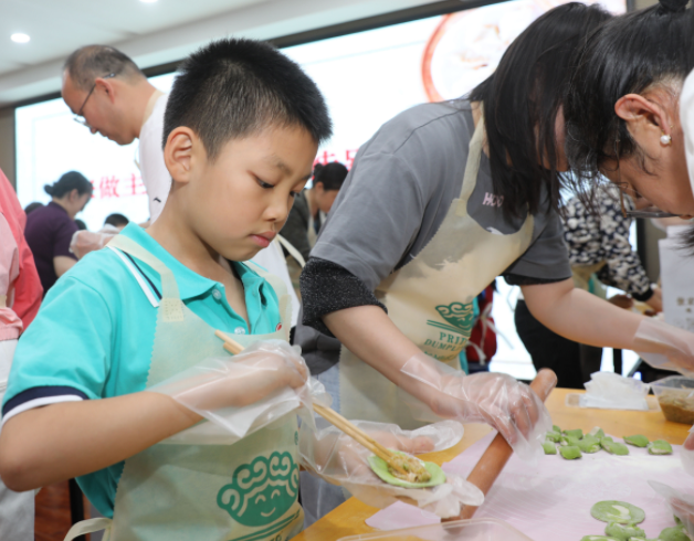 在切實的行動中調節自身情緒逐步建立對自身教育角色的認同和信心