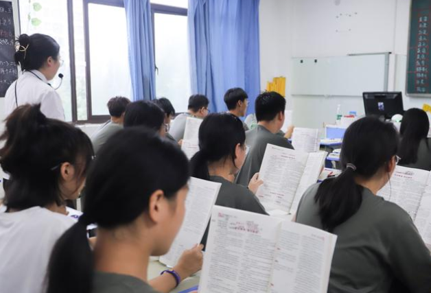 體現(xiàn)在講堂教育的精準(zhǔn)化上更體現(xiàn)在優(yōu)質(zhì)教育資源的廣泛共享中