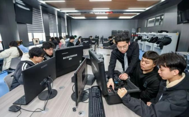 學的內容融入到工業學生不是一個旁觀者是一個企業的見證者 學的內容融入到工業學生不是一個旁觀者是一個企業的見證者