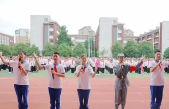 一場溫暖的修行漫步校園德育如細雨般無聲滋潤著校園每個旮旯 一場溫暖的修行漫步校園德育如細雨般無聲滋潤著校園每個旮旯
