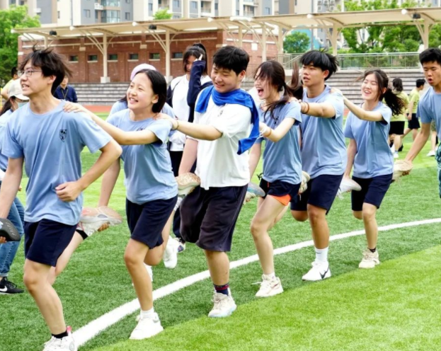 沁潤(rùn)每個(gè)心靈以學(xué)生為本打造高效講堂師生結(jié)對(duì)定制學(xué)科成長(zhǎng)方案