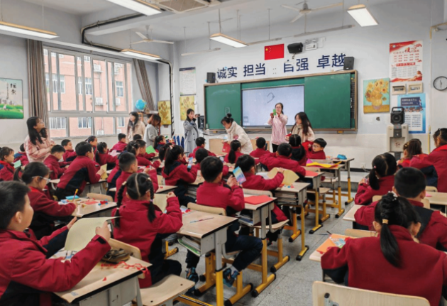 隨機聽取了語文數學等常態課具體教師教育方法和學生學習狀況