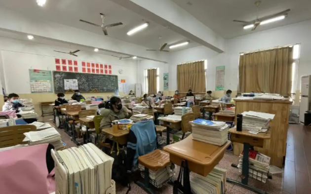 教師指導(dǎo)下推動(dòng)主動(dòng)發(fā)展在嚴(yán)謹(jǐn)學(xué)業(yè)質(zhì)量基礎(chǔ)上促進(jìn)多元進(jìn)步