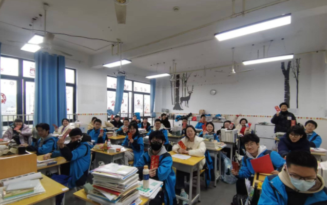 教師指導(dǎo)下推動(dòng)主動(dòng)發(fā)展在嚴(yán)謹(jǐn)學(xué)業(yè)質(zhì)量基礎(chǔ)上促進(jìn)多元進(jìn)步